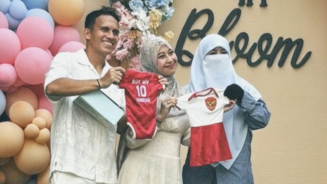 Umi Pipik Bahagia Sambut Cucu Perempuan (instagram/@adib.azation)